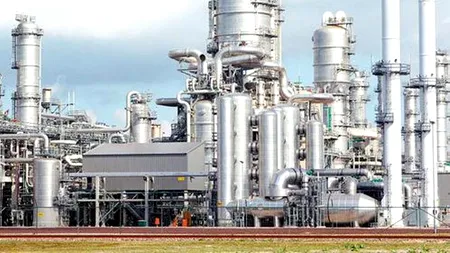 Protestul angajaților din petrochimie: au adus o cruce și un sicriu și au jucat table