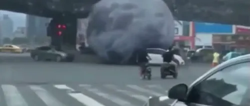 Cel mai puternic taifun a lovit China. Vântul a desprins un balon uriaș care a ajuns pe șosea. VIDEO