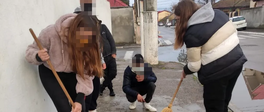 Tineri din Constanța, puși să măture trotuarul după ce au spart semințe și au aruncat cojile pe jos