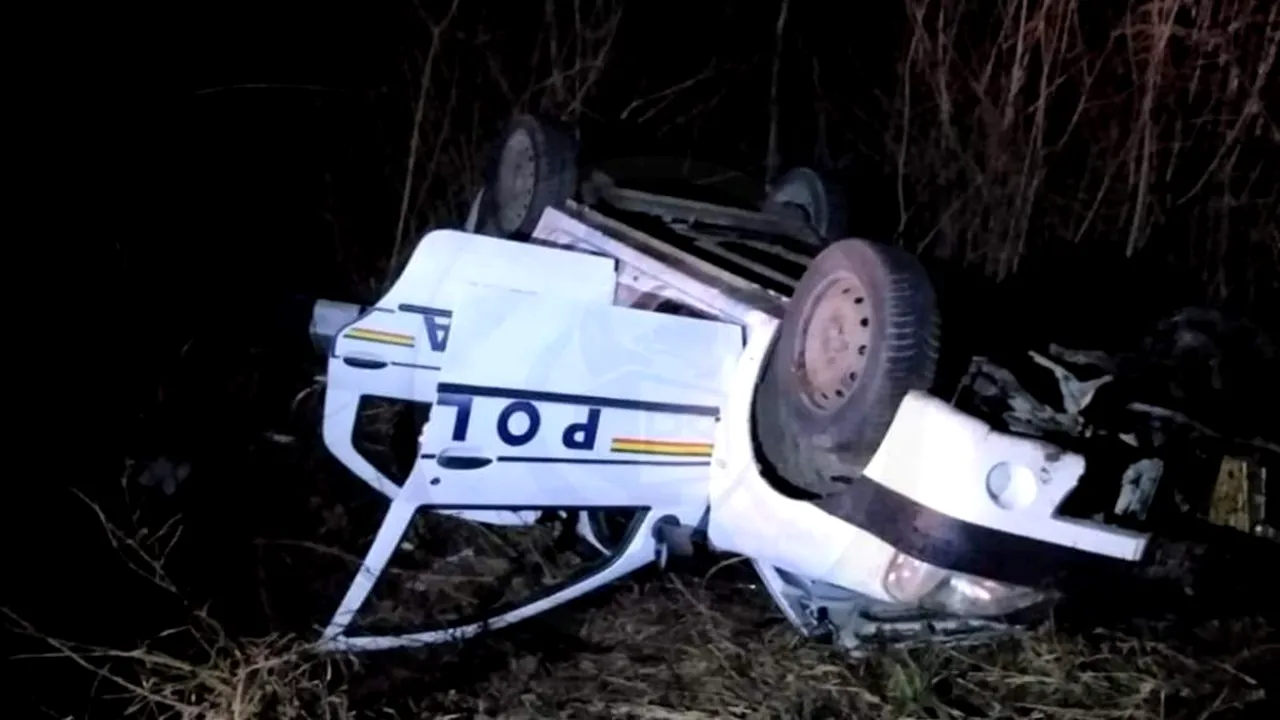 O autospecială de poliție s-a răsturnat într-un șanț din Satu Mare. Polițista de la volan a fost rănită / Europol către Vela: Să cumpere sicrie dacă mașini nu poate