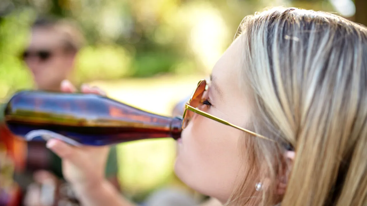 „Moartea lichidă” din sticlă. Avertismentul unui cardiolog: „Evit cu orice preț”