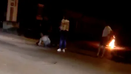 Scene cumplite la Botoșani. Un bărbat și-a dat foc chiar în plină stradă, după o criză de gelozie - VIDEO