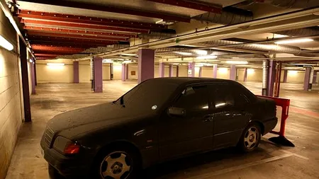 Acest Mercedes a stat TREI ani într-o parcare cu plată. La cât s-a ridicat în final FACTURA: „Cine e proprietarul?