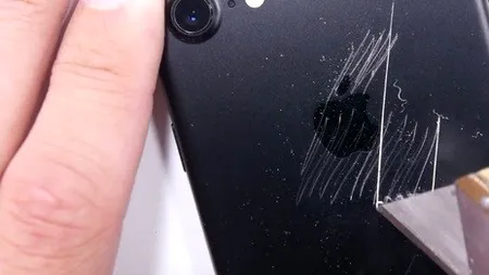Cât de ușor se zgârie carcasa noului Iphone 7. VIDEO