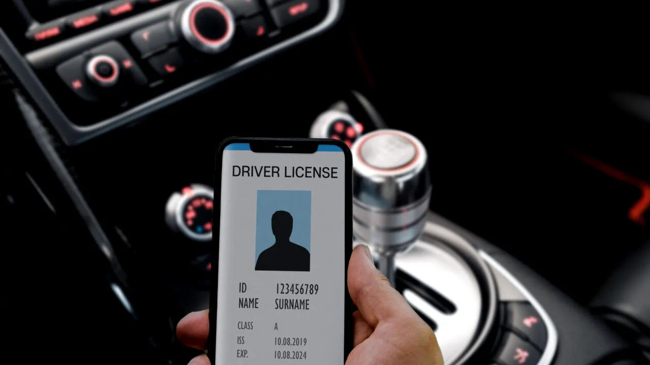 Începând de la 1 iulie 2024, șoferii sunt informați despre expirarea permiselor auto prin SMS sau prin e-mail