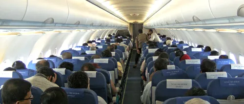Scene dramatice la bordul unui avion care decolase din România: ce s-a întâmplat după ce un pasager a încercat să SPARGĂ ușa piloților