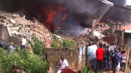 Accident de proporții în Nigeria. Un avion cu 153 de oameni la bord  S-A PRĂBUȘIT în centrul orașului Lagos. Nu există supraviețuitori