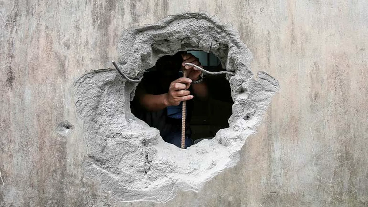 Atac ca în filme la o bancă din Gorj: Persoane necunoscute au SPART peretele sucursalei, pentru a fura seiful