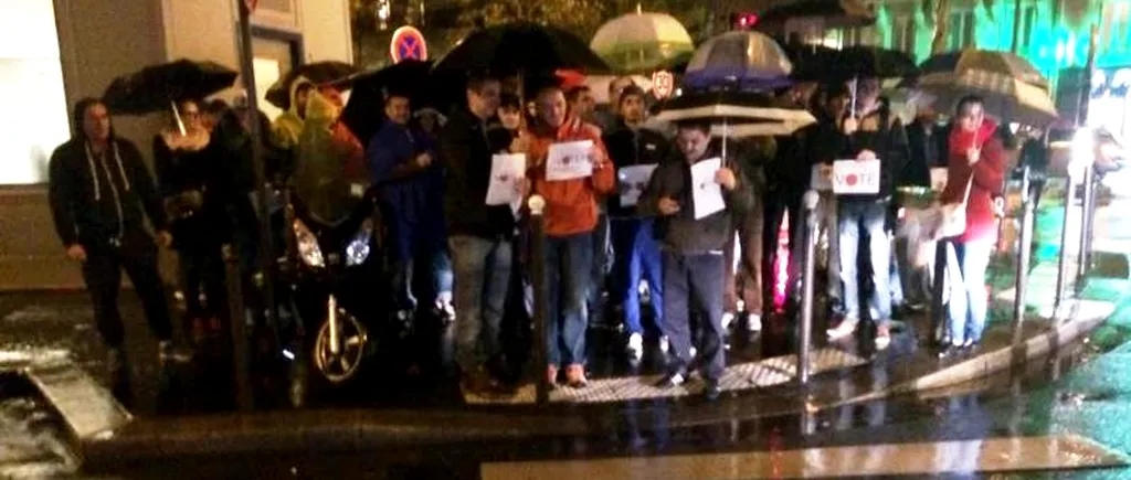 „În ploaie ne manifestăm, ca pe 16 să votăm! - Ce mesaj le-au transmis românii din Paris celor din țară care au „absentat nemotivat la vot