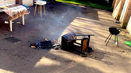 MĂSURI NEOBIȘNUITE | Polițiștii le-au răsturnat grătarul, după ce peste 20 de oameni au refuzat să plece acasă și nu îi puteau amenda - FOTO