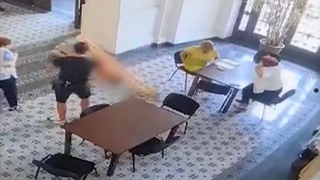 Noi detalii despre starea copilului rănit de o statuie căzută peste el în Primăria Capitalei. Care este evoluția băiețelului, după ce a fost operat