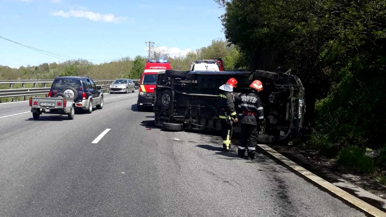 Un microbuz s-a răsturnat între Pitești și Râmnicu Vâlcea. Patru persoane rănite