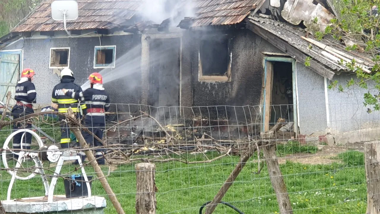 După o ceartă cu soţia, un tânăr din Botoșani şi-a incendiat casa