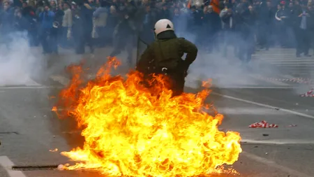 ULTIMA ORĂ. Grecia, forțată SĂ TAIE PENSIILE ca să se salveze