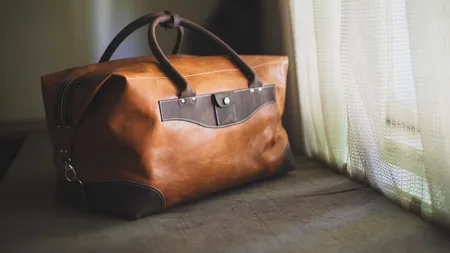 O femeie a descoperit o adevărată comoară într-o geantă cumpărată de la un second-hand. Ce a găsit femeia înăuntru