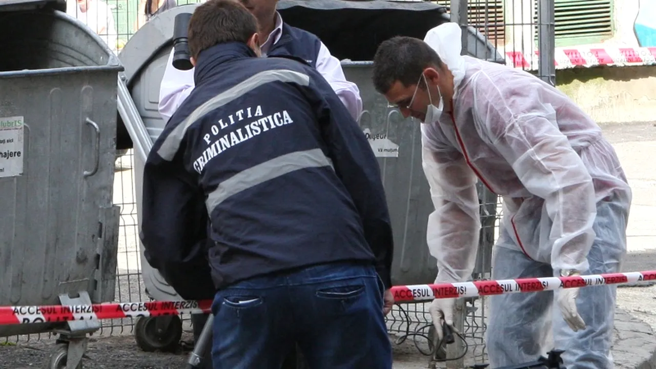 ELEV ÎNJUNGHIAT ÎN CURTEA ȘCOLII. Polițiștii au reținut și dus la audieri trei tineri. Motivul conflictului