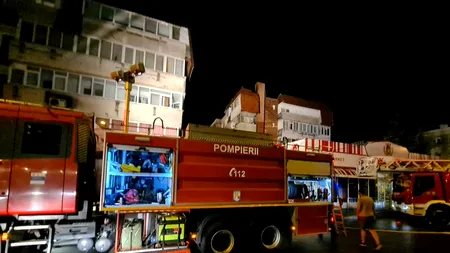 Zeci de persoane au fost evacuate în urma unui incendiu izbucnit la un bloc din Câmpina. Focul a pornit din cauza unui trăsnet