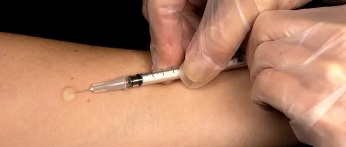 Au apărut vaccinuri anti-Covid false! O femeie de 92 de ani a fost injectată cu o substanță necunoscută, contra unei sume de bani