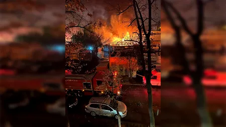 FOTO - VIDEO. Incendiu violent într-o piață din Capitală. Au ars 1.000 de metri pătrați / 25 de autospeciale au fost mobilizate la fața locului