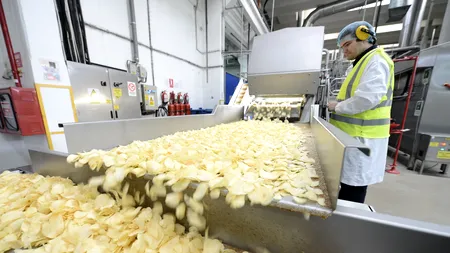 Ce nu știai despre chipsuri, popcorn, biscuiți sau margarină. Legea care-i obligă pe producători să-ți spună adevărul a fost aprobată