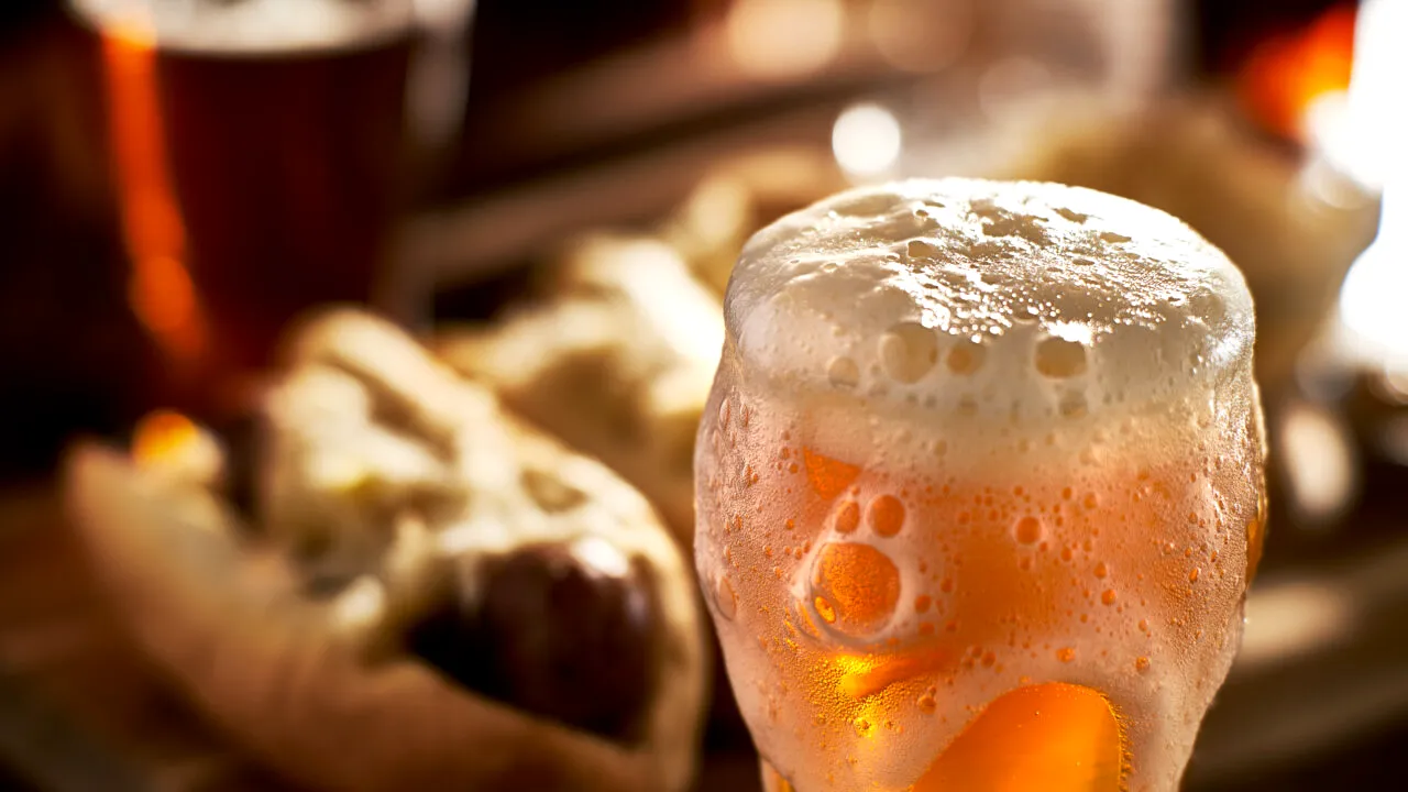 Cu cât se majorează prețul berii, de la 1 august. Băutura preferată a românilor se va scumpi semnificativ