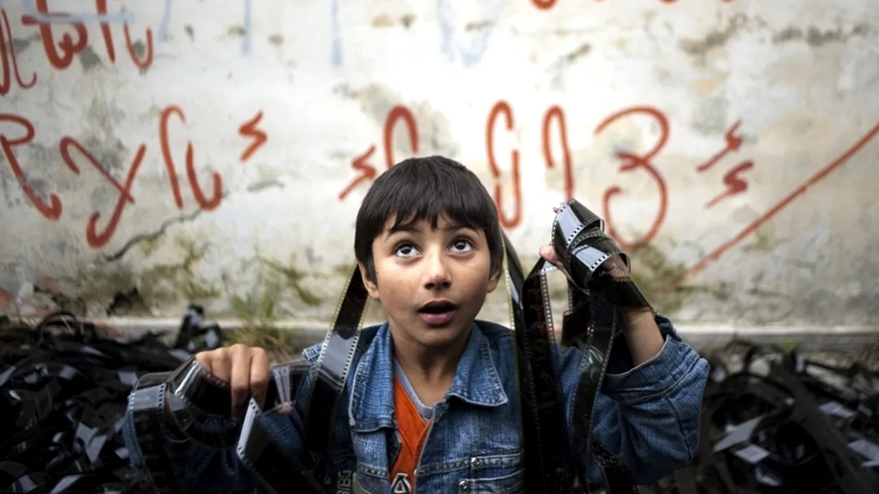 Povestea copiilor care trăiesc într-un depozit de filme, deși nu au fost în viața lor la cinema. GALERIE FOTO