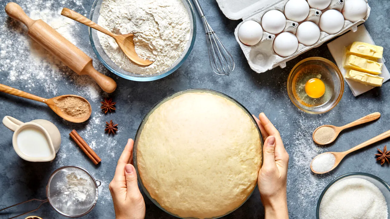 Aluat crescut fără praf de copt. Ingredientul care îi oferă o textură pufoasă și costă câțiva lei