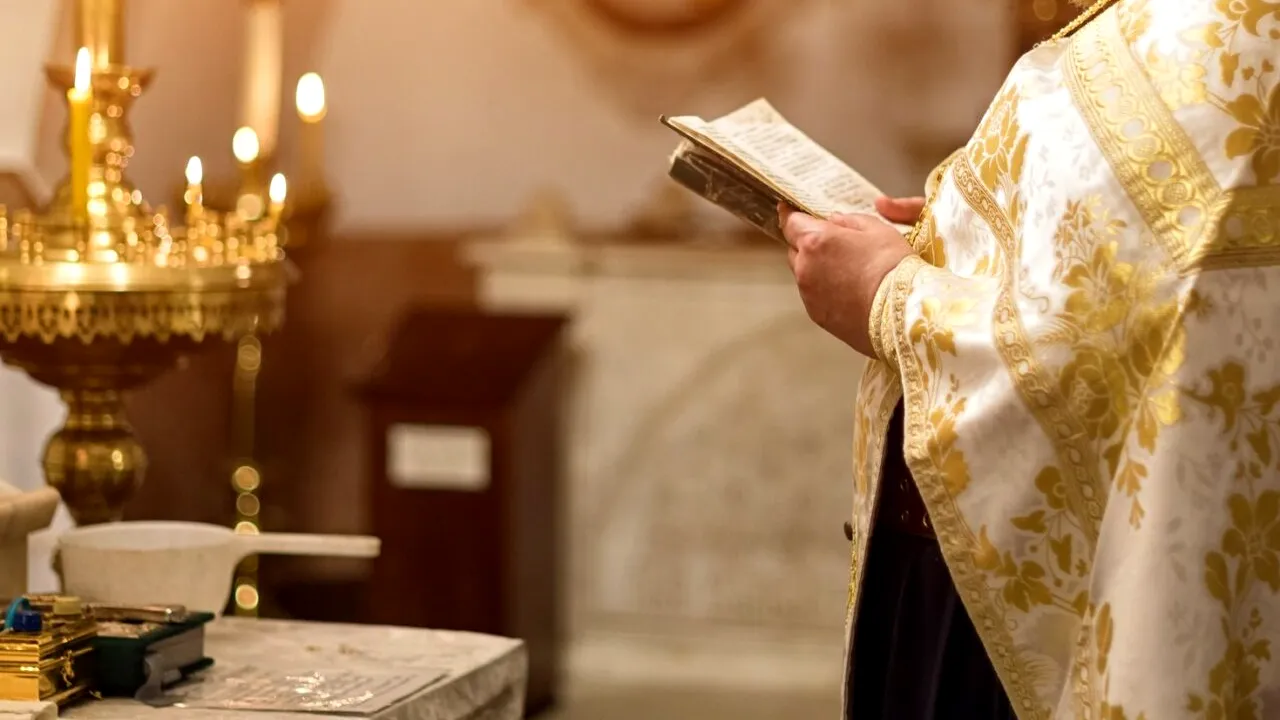 Caz șocant! Un CĂLUGĂR de la Mânăstirea Frăsinei riscă ani grei de închisoare, după ce a întreținut relații sexuale cu doi minori! Una dintre victime le-a spus părinților totul