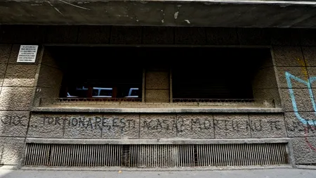 Mesaj pentru torționarul Vișinescu, scris pe blocul lui: „Torționare, ești acasă? Morții nu te lasă