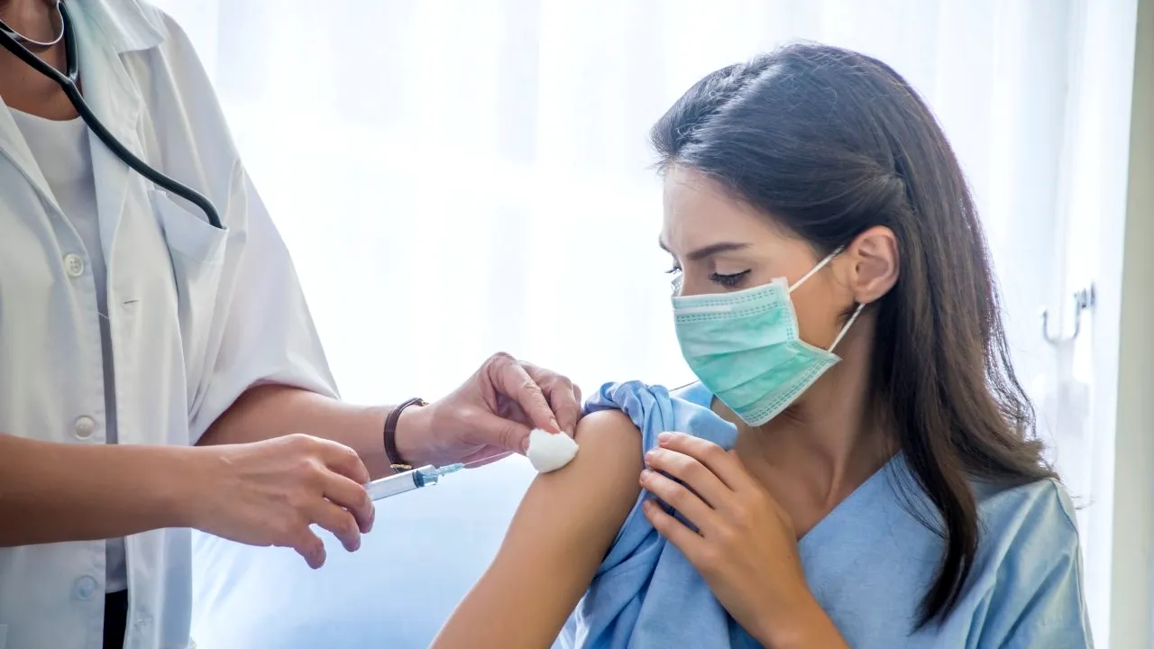 Care este starea de sănătate a tinerei din Italia vaccinată cu patru doze de Pfizer