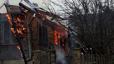 Autospeciale ISU tractate sute de metri pentru a ajunge la un incendiu în care a murit un bărbat