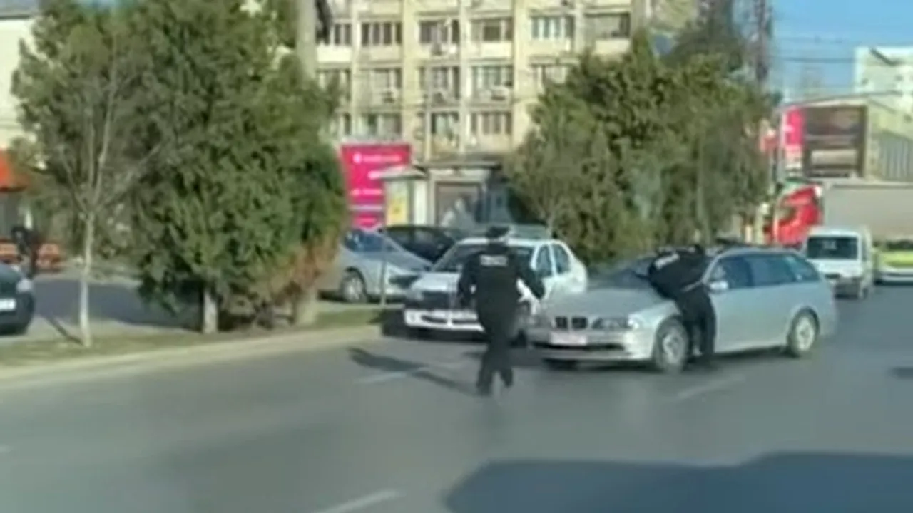 Cazul șoferului de BMW care a luat pe capotă un om al legii. Când au voie polițiștii locali să legitimeze și să sancționeze conducătorii auto