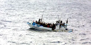NAUFRAGIU în Mediterana. Cel puțin 30 de migranți sunt dați dispăruți