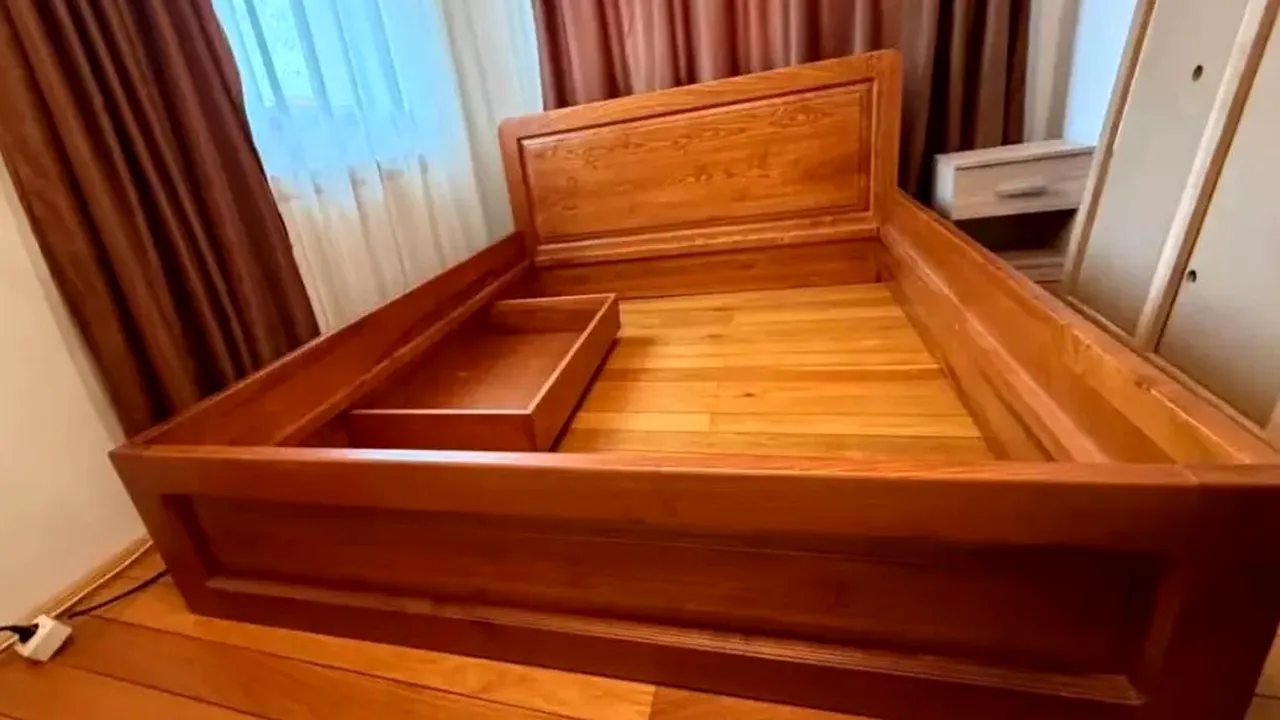 Val de ironii și glume la adresa ANAF. A fost scos la licitație un pat de lemn: „Urmează hârtia igienică și veioza de pe noptieră?”