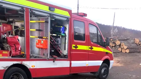 Un copil a fost rănit grav după ce o stivă de lemne a căzut peste el, în Neamț