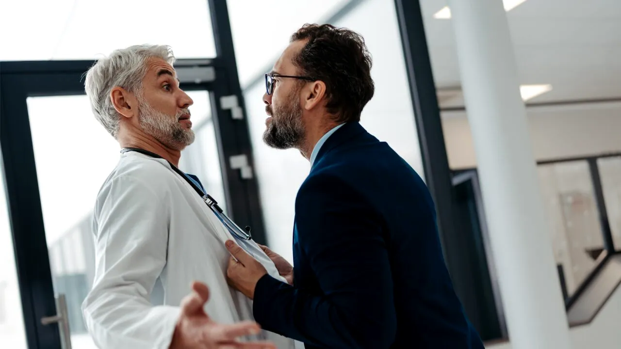 Scandal în Spitalul Colentina: Amenințări și înjurături între medici și familia unui pacient ce ar fi fost LEGAT de pat