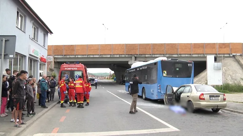 ACCIDENT GRAV în Sibiu! Un tânăr de 24 de ani a intrat cu mașina într-un autobuz oprit în stație. Băiatul nu a mai avut nicio șansă