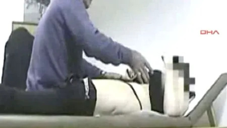 VIDEO Doctor italian, filmat cu camera ascunsă în timp ce încerca să agreseze o pacientă