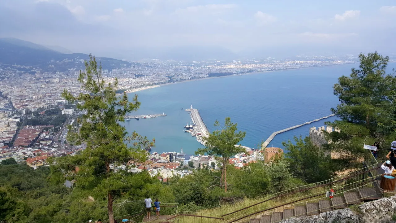 Decizia Ankarei de a permite românilor accesul doar cu buletinul va crește fluxul de turiști. „Turcia va fi destinația vedetă a verii”