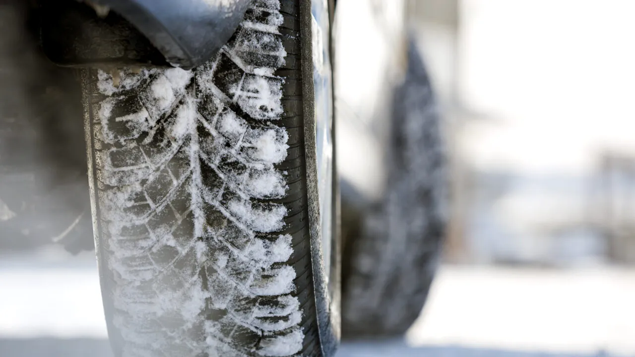 De când sunt OBLIGATORII cauciucurile de iarnă, de fapt! Soferii riscă amenzi de peste 4.000 de lei