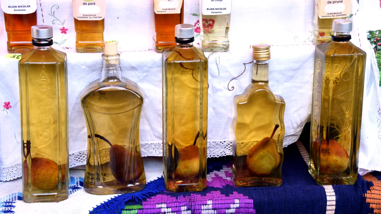 Băutura românească populară printre turiștii străini. Au fost cuceriți de la prima înghițitură