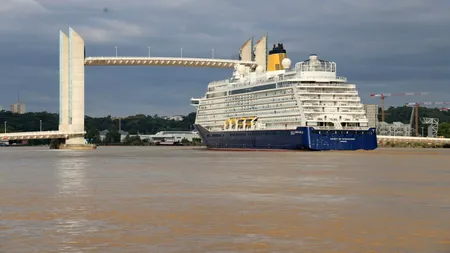 Nava de croazieră „Spirit of Discovery”, surprinsă de o furtună în Golful Biscaya. O sută de pasageri au fost RĂNIȚI
