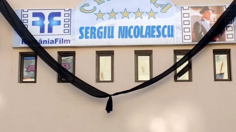 Sute de persoane s-au înghesuit la Târgu Jiu pentru a vedea gratuit filmele lui Sergiu Nicolaescu