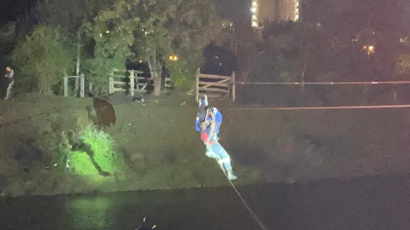 Operațiune spectaculoasă de salvare a unui bărbat din Cluj-Napoca, rămas agățat pe un cablu deasupra râului Someșul Mic (VIDEO)
