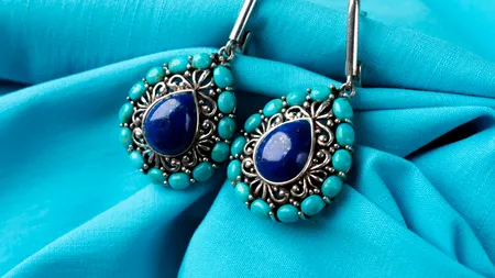 Comoara din târgul de vechituri. Ce bijuterie rară a descoperit o femeie care a cumpărat o pereche de cercei vechi cu doar 5 lei