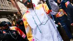 Snoop Dogg poartă din nou torța Olimpică. De data aceasta, pe străzile din Milano. Celebrul rapper este antrenorul onorific al echipei SUA