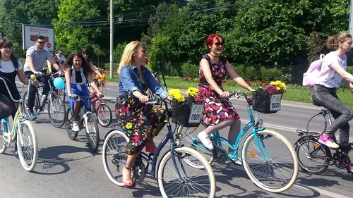 „Cochete pe biciclete. Pedalare pe tocuri la Timișoara: Bicicleta e cel mai frumos accesoriu al unei femei. FOTO