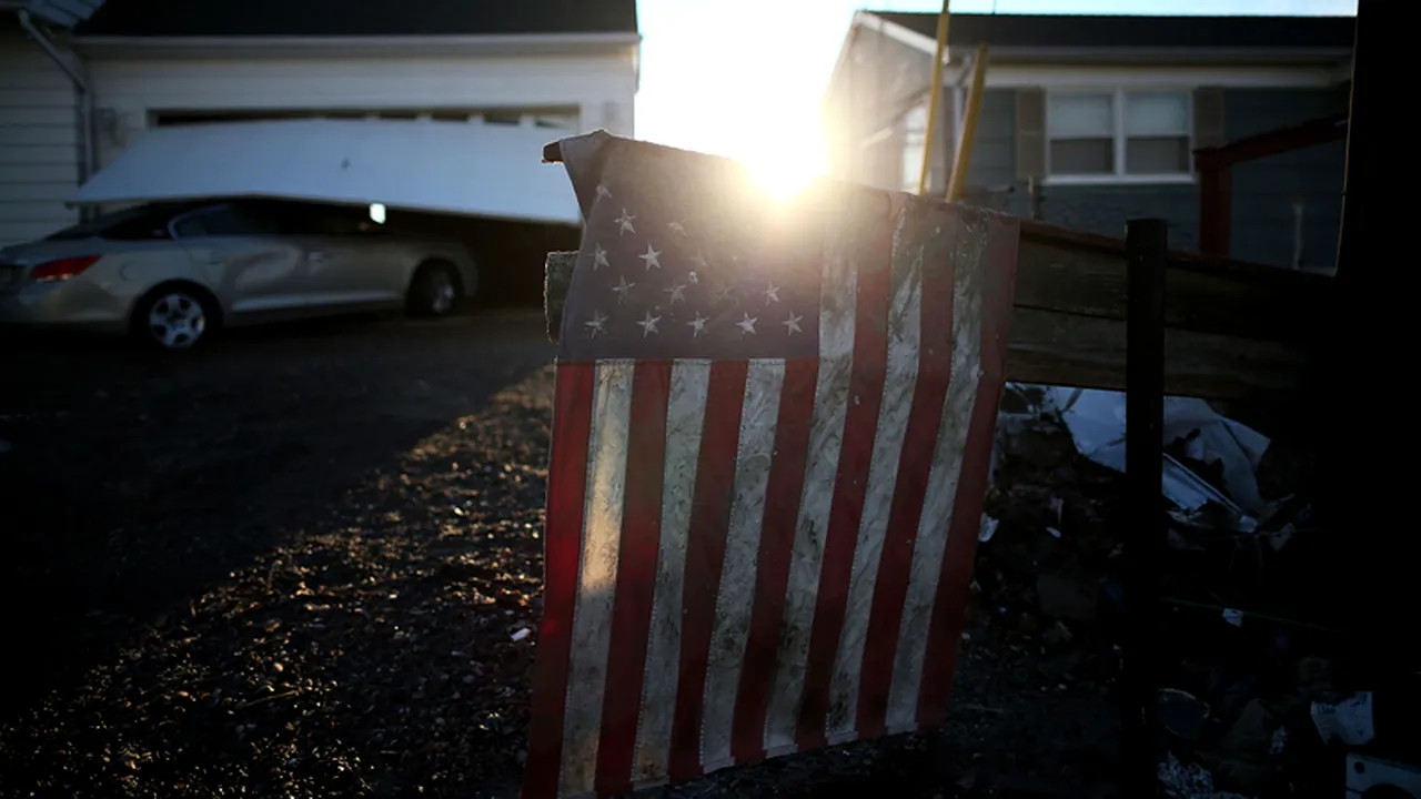 BILANȚUL URAGANULUI SANDY. Majoritatea victimelor au murit în urma prăbușirii unor copaci, au fost electrocutate de cabluri electrice care au căzut în apă sau s-au înecat