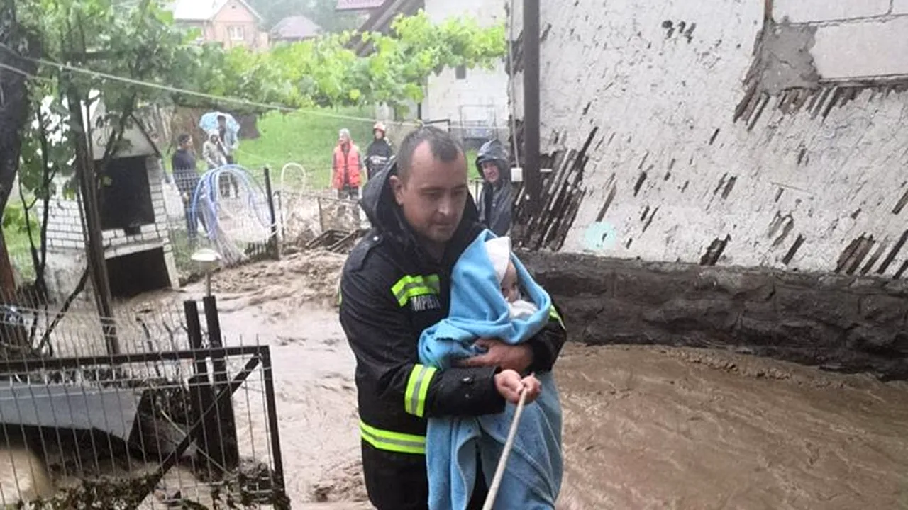 LĂUDABIL. Povestea lui Ciprian, pompierul fotografiat cu un bebeluș în brațe, în mijlocul viiturilor: Ieșise din tura extenuantă de 24 de ore