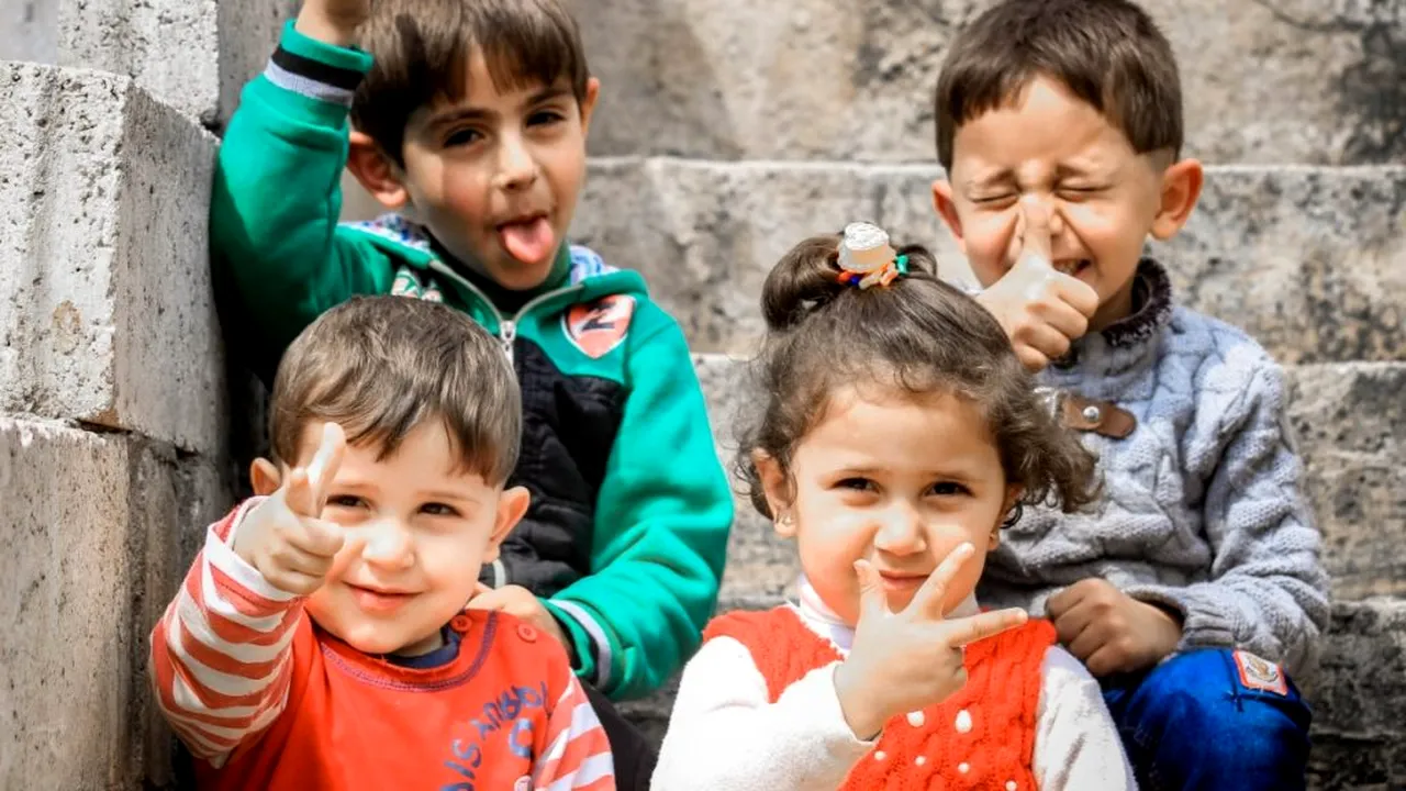 Camera Deputaților, ajutor de ultim moment pentru familiile cu copii. Ce este pachetul minimal de servicii sociale